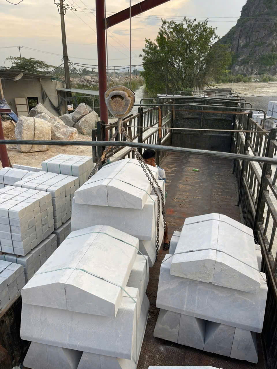 Đá Bó Vỉa Ghi Sáng Tự Nhiên | NEWSTONE