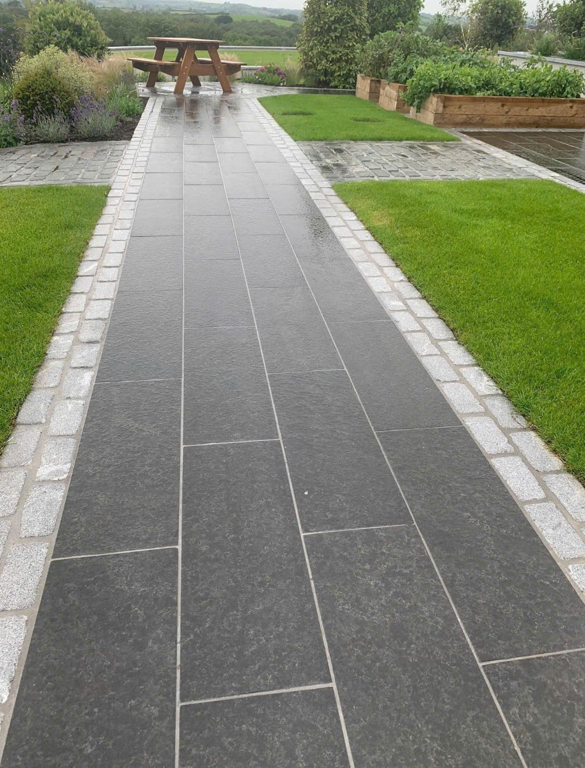 Đ&aacute; Bazan Đen Kh&ograve; Nh&aacute;m Tự Nhi&ecirc;n | NEWSTONE