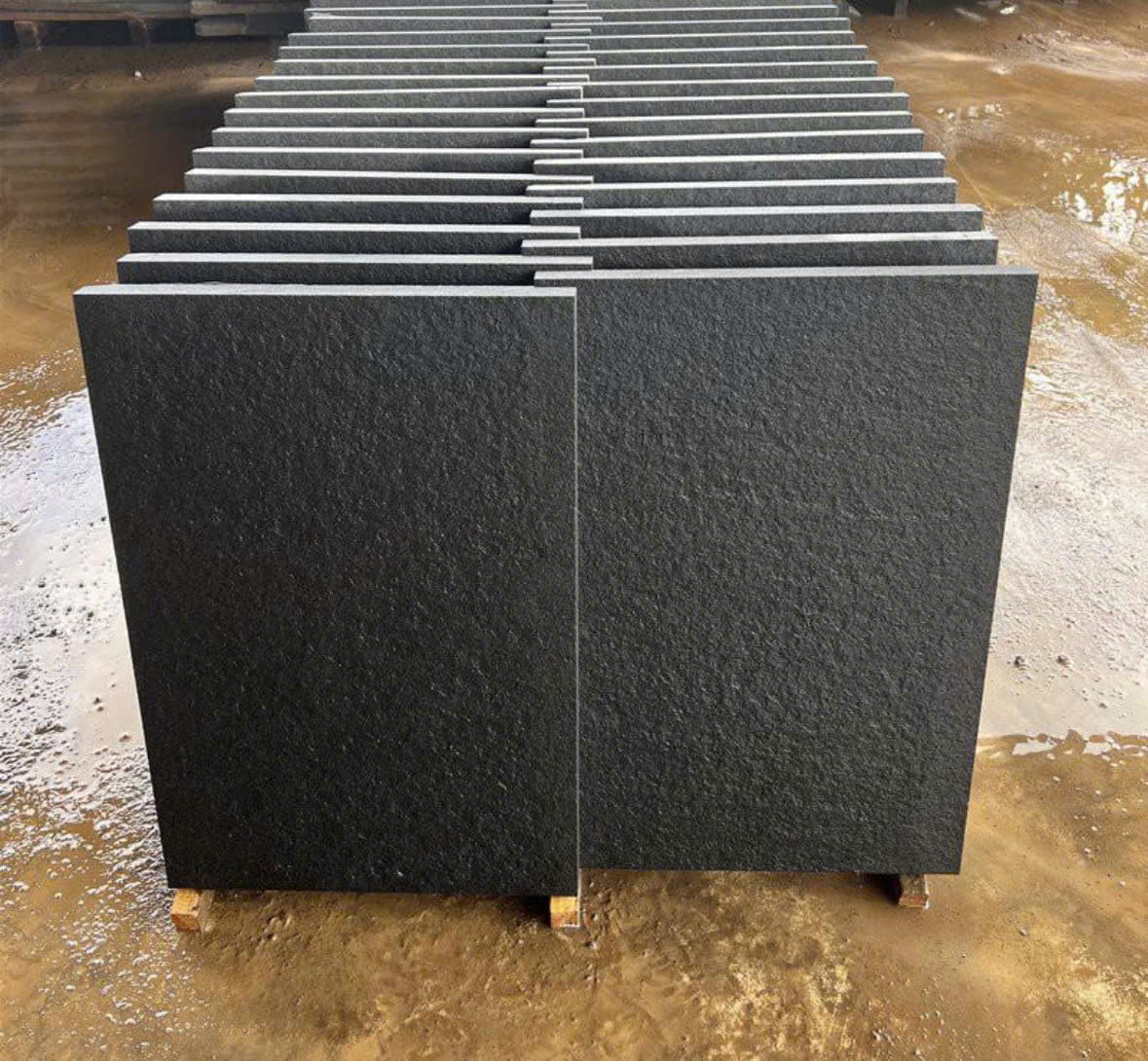 Đ&aacute; Bazan Đen Kh&ograve; Nh&aacute;m Tự Nhi&ecirc;n | NEWSTONE