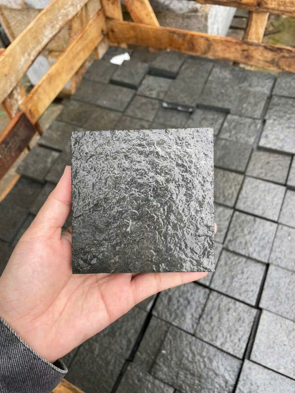 Đ&aacute; Bazan Đen Kh&ograve; Nh&aacute;m Tự Nhi&ecirc;n | NEWSTONE