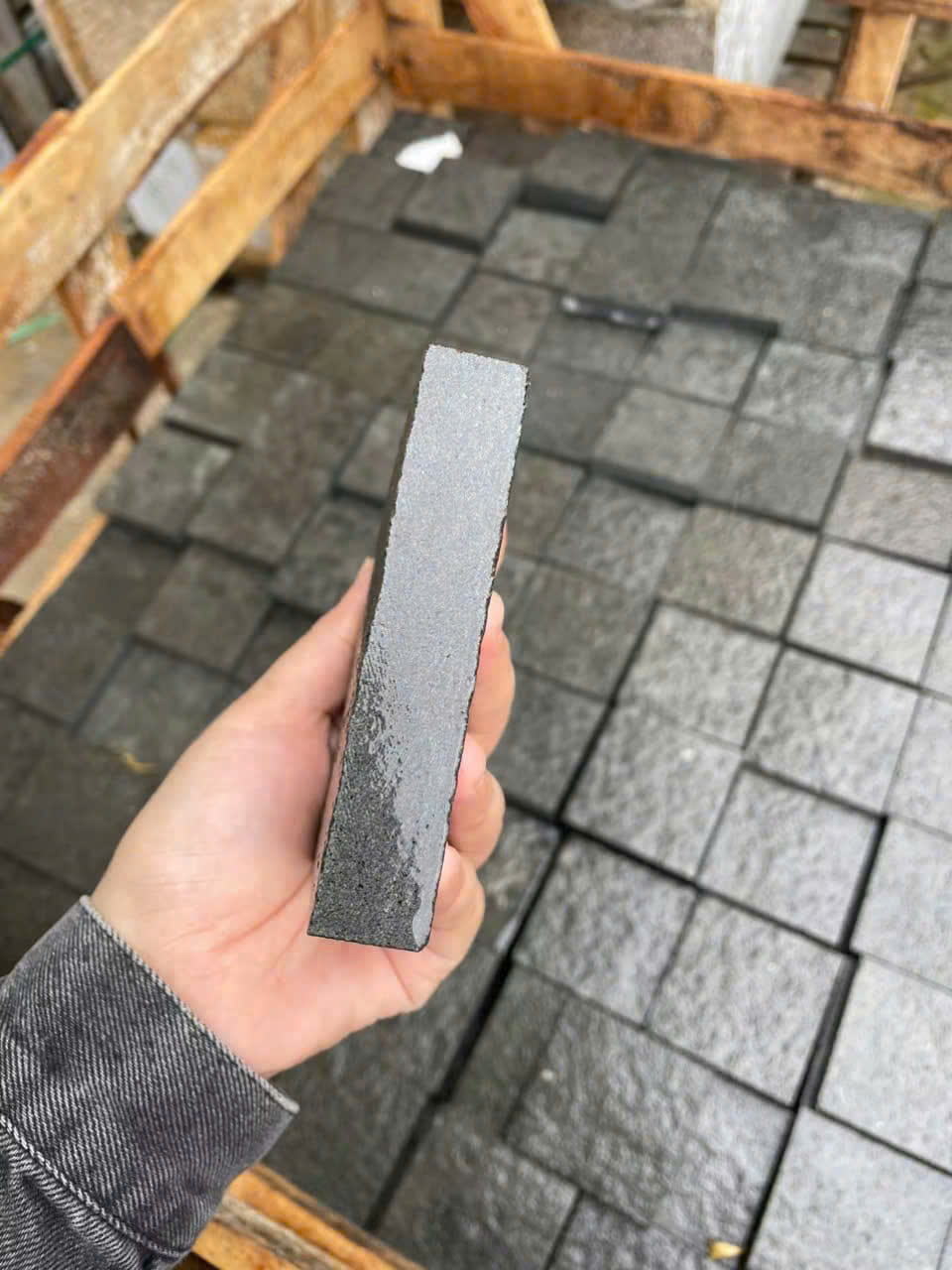 Đ&aacute; Bazan Đen Kh&ograve; Nh&aacute;m Tự Nhi&ecirc;n | NEWSTONE