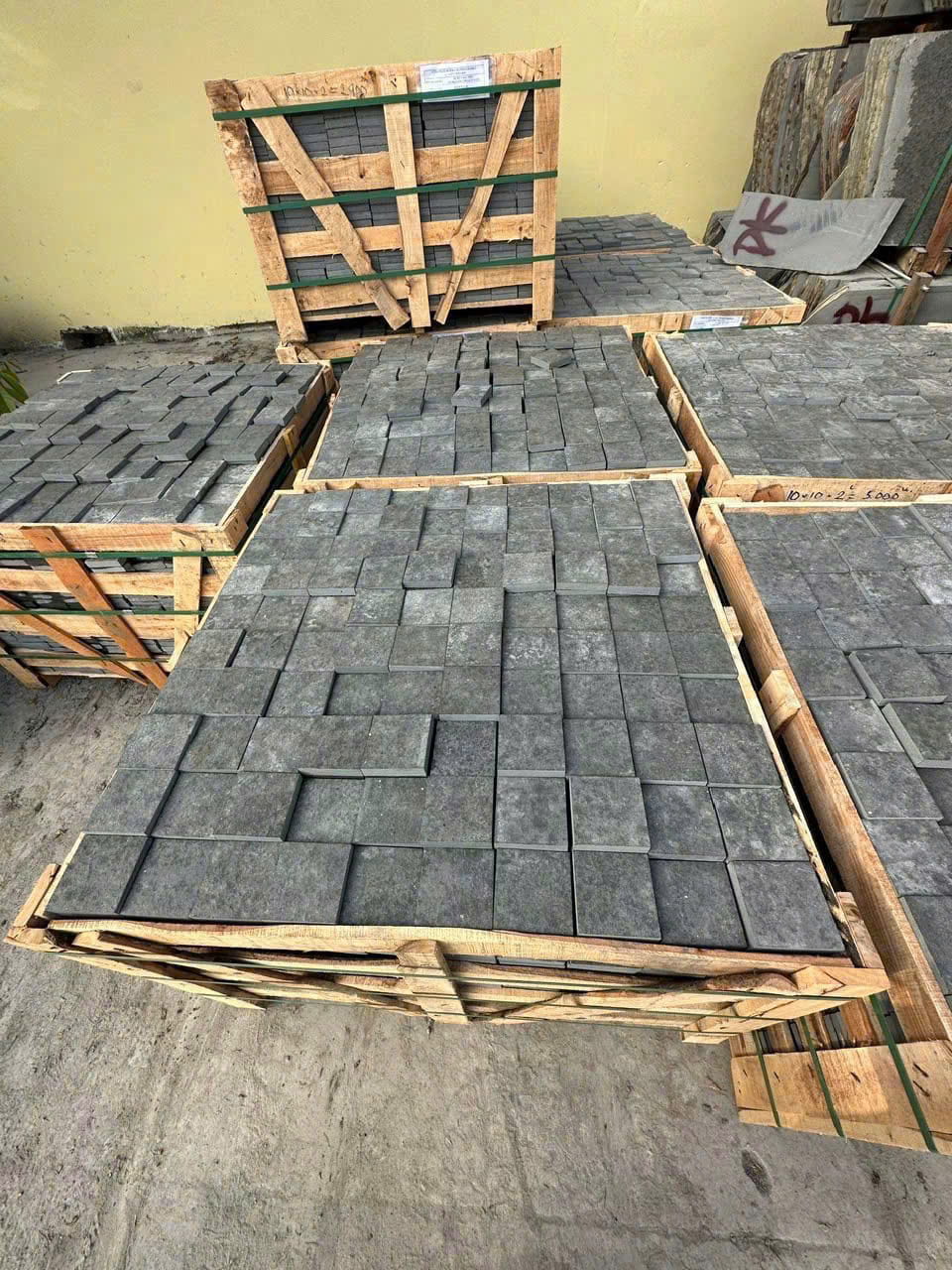 Đ&aacute; Bazan Đen Kh&ograve; Nh&aacute;m Tự Nhi&ecirc;n | NEWSTONE