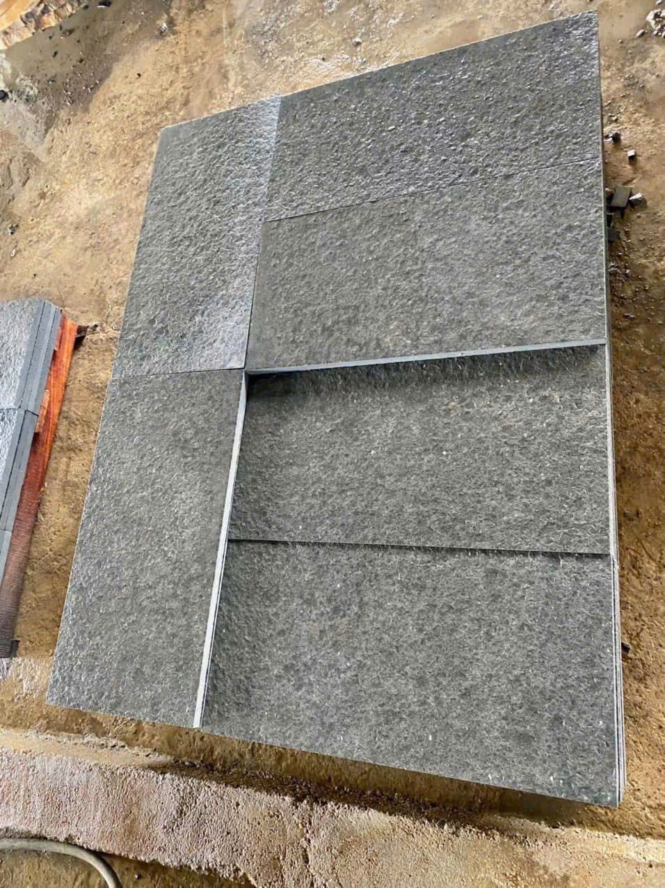 Đ&aacute; Bazan Đen Kh&ograve; Nh&aacute;m Tự Nhi&ecirc;n | NEWSTONE